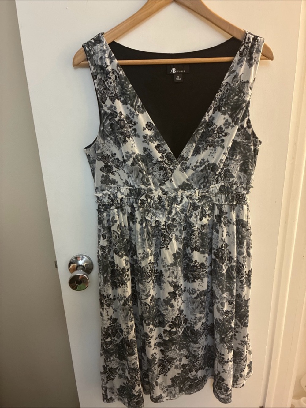 AB Studio Black & White Floral Sleeveless Chiffon Midi Deep V-Neck Dress Size 16